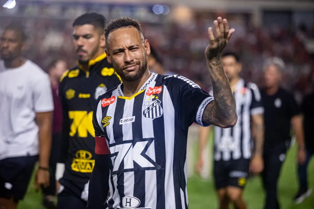 AL – MACEIO – 22/05/2025 – COPA DO BRASIL 2025, CRB X SANTOS – Neymar provoca torcida do CRB, apos eliminacao nos  penaltis, estadio Rei Pele pelo campeonato Copa Do Brasil 2025. Foto: Itawi Albuquerque/AGIF