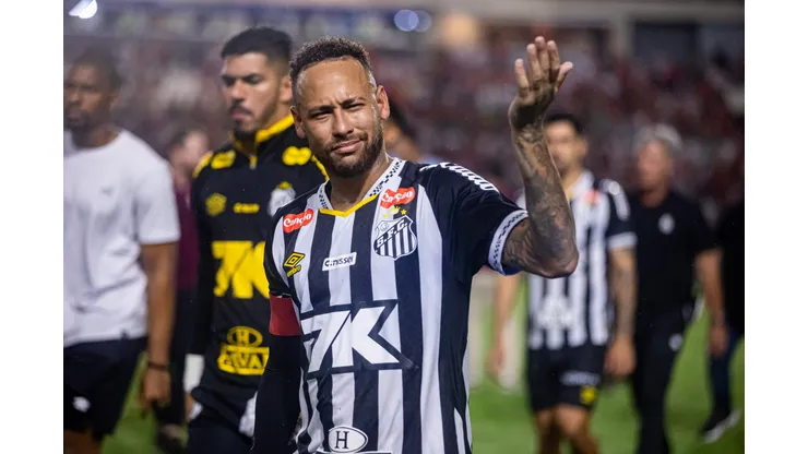 AL - MACEIO - 22/05/2025 - COPA DO BRASIL 2025, CRB X SANTOS - Neymar provoca torcida do CRB, apos eliminacao nos penaltis, estadio Rei Pele pelo campeonato Copa Do Brasil 2025. Foto: Itawi Albuquerque/AGIF