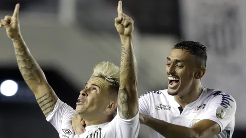 Diego Pituca (à direita) é alvo de Cuca para o Atlético-MG