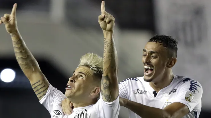 Diego Pituca (à direita) é alvo de Cuca para o Atlético-MG