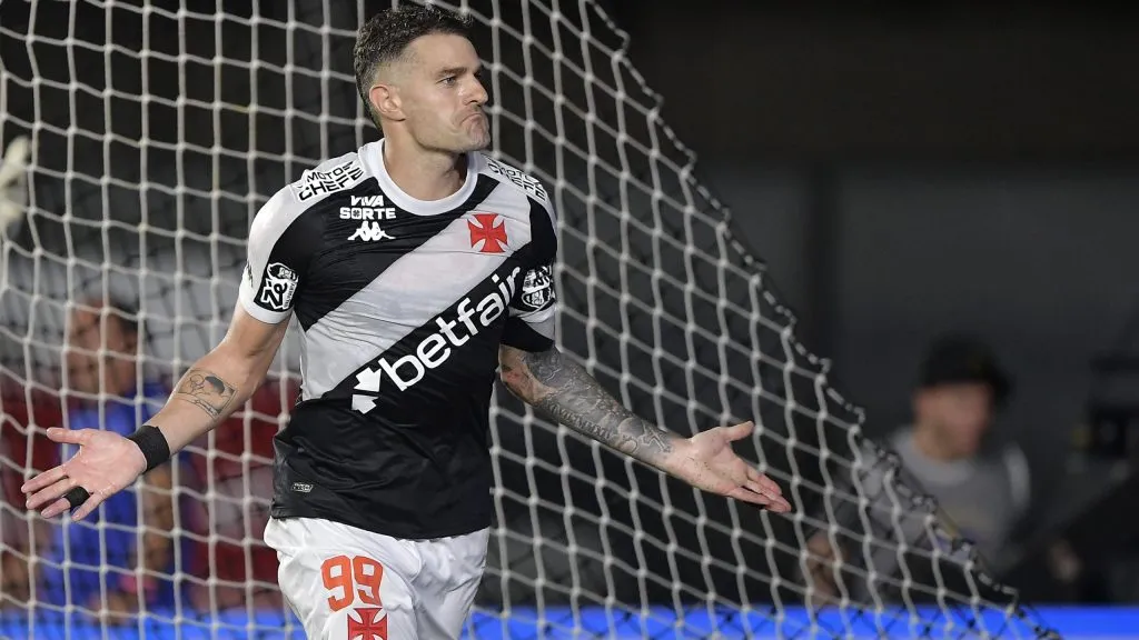 Vegetti jogador do Vasco comemora seu gol durante partida contra o Fortaleza no estádio São Januário pelo campeonato Brasileiro A 2025. Foto: Thiago Ribeiro/AGIF