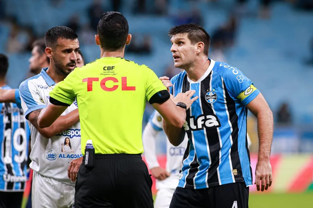Momento da confusão da partida. Foto: Maxi Franzoi/AGIF