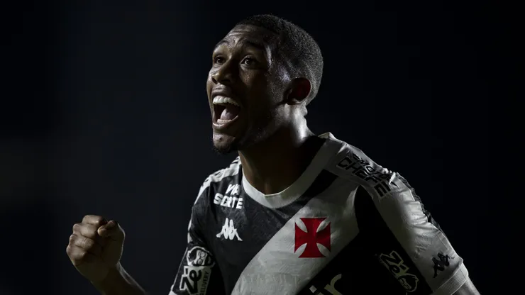 Rayan comemora seu gol pelo Vasco.