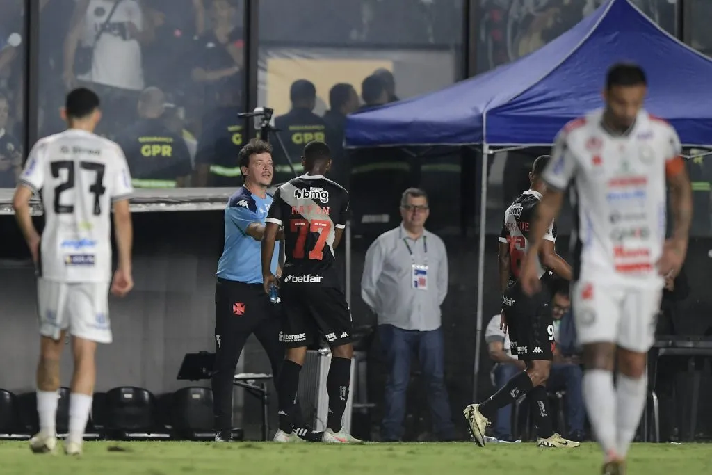 Diniz dá instruções a Rayan durante o jogo. Foto: Thiago Ribeiro/AGIF