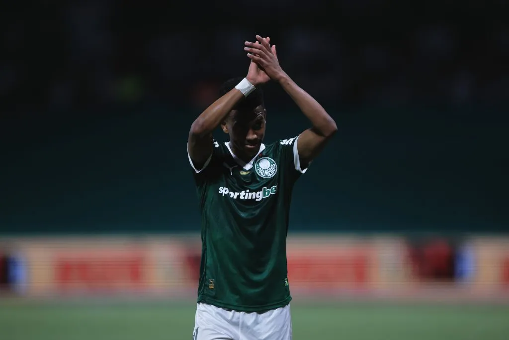 Estêvão comemora um de seus gols na Copa do Brasil. Foto: Ettore Chiereguini/AGIF