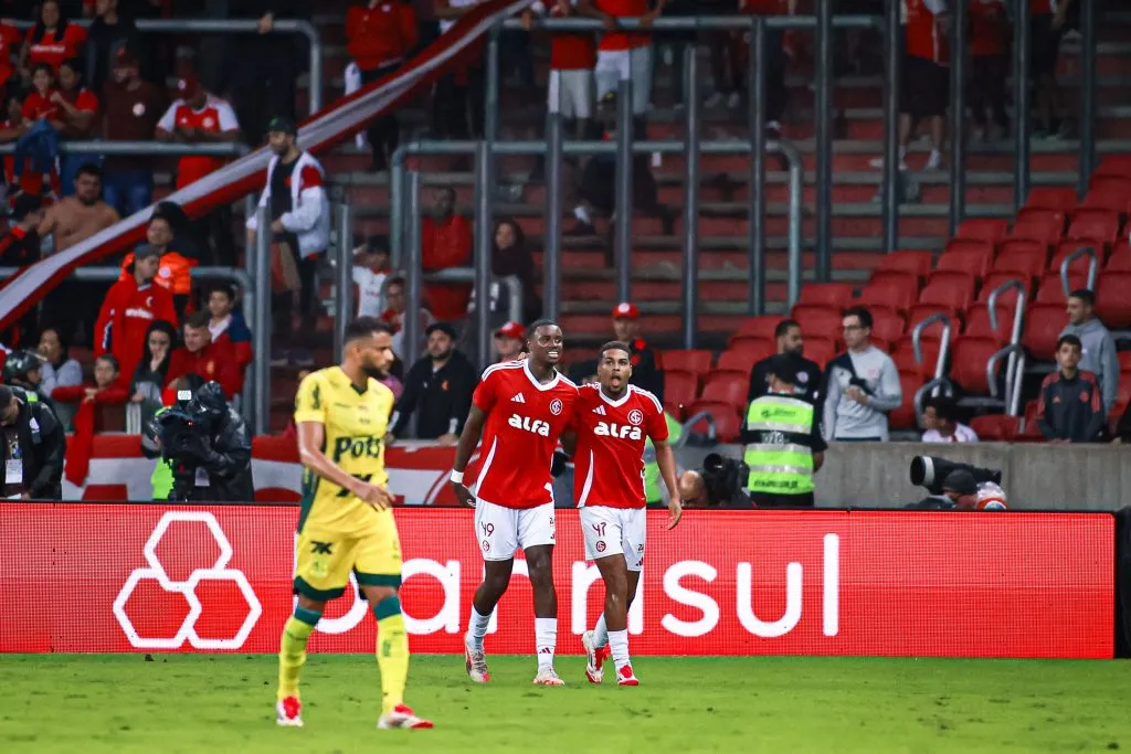 Ricardo Mathias jogador do Internacional comemora seu gol com Gustavo Prado jogador da sua equipe durante partida contra o Mirassol no estádio Beira-Rio pelo campeonato Brasileiro A 2025. Foto: Maxi Franzoi/AGIF