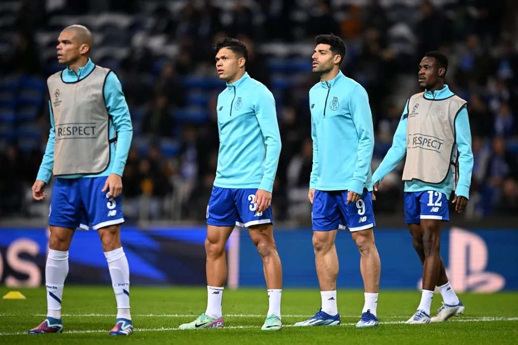 Sanusi em aquecimento para jogo da UEFA Champions League. Photo by Octavio Passos/Getty Images
