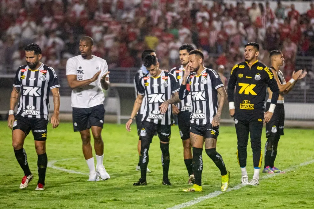 Tomás Rincón (à esquerda) foi um dos que mais sentiu eliminação do Santos no vestiário em Maceió. Foto: Itawi Albuquerque/AGIF