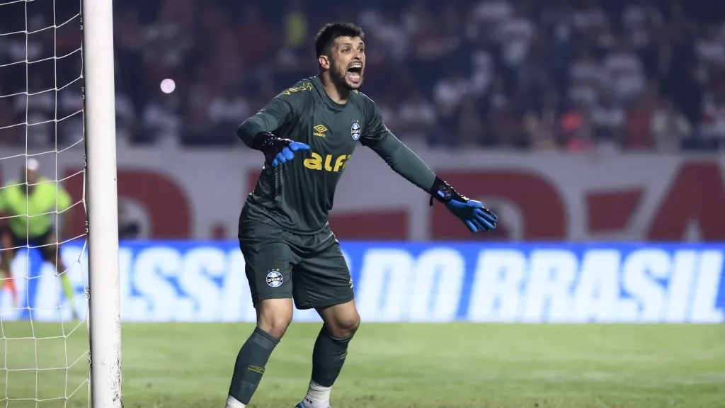 Tiago Volpi goleiro do Grêmio durante partida contra o São Paulo no estádio Morumbi pelo campeonato Brasileiro A 2025. Foto: Marcello Zambrana/AGIF