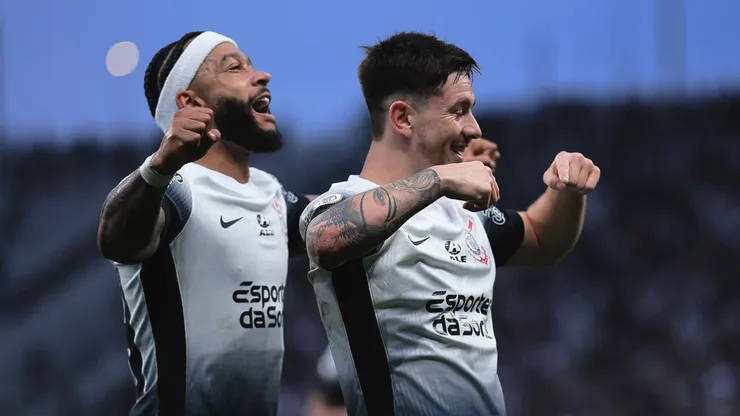 Memphis e Garro devem iniciar como titulares diante do Huracán nesta terça - Foto: Ettore Chiereguini/AGIF