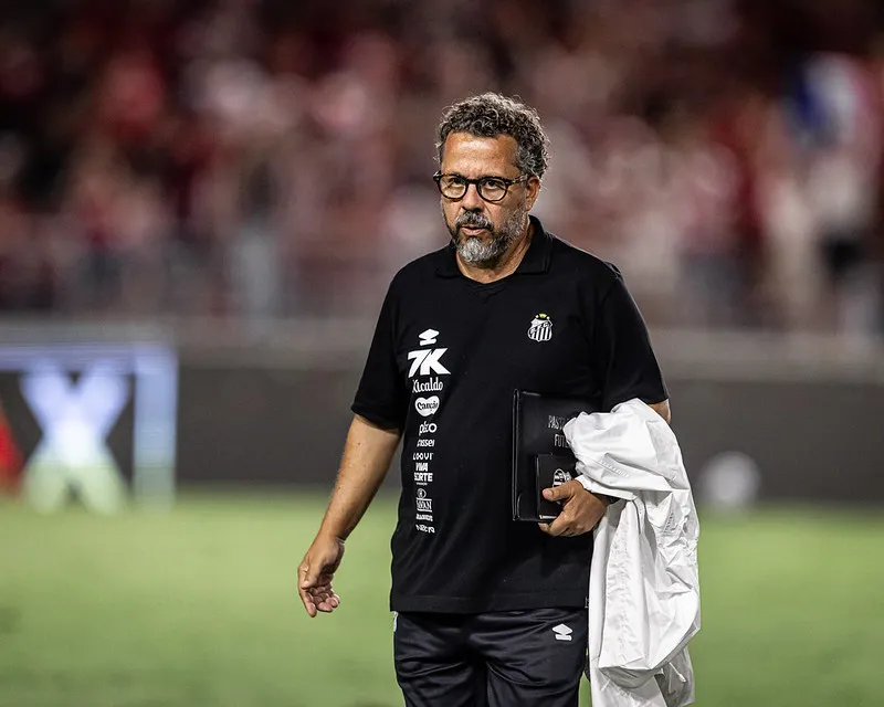 Cleber Xavier ainda busca sua primeira vitória no comando do Santos. Foto: Raul Baretta/ Santos FC
