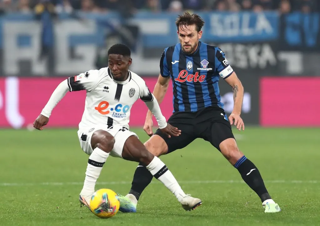 Zagueiro durante partida do Campeonato Italiano. Photo by Marco Luzzani/Getty Images