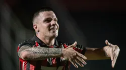 Kayzer comemorando após triunfo diante do Vasco