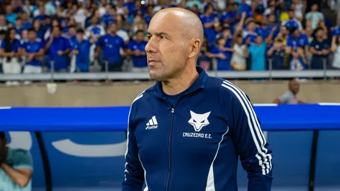 Leonardo Jardim, técnico do Cruzeiro, durante partida contra o Bahia, pelo Brasileirão Betano. Foto: Fernando Moreno/AGIF.