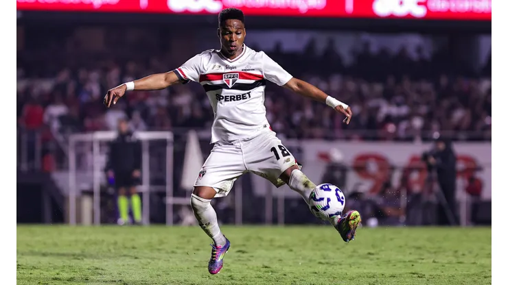 SP - SAO PAULO - 02/05/2025 - BRASILEIRO A 2025, SAO PAULO X FORTALEZA - Wendell jogador do Sao Paulo durante partida contra o Fortaleza no estadio Morumbi pelo campeonato Brasileiro A 2025. Foto: Fabio Giannelli/AGIF
