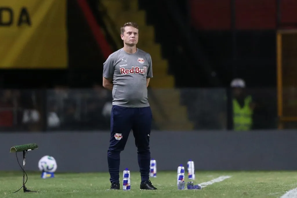 PE – RECIFE – 16/04/2025 – BRASILEIRO A 2025, SPORT X BRAGANTINO – Fernando Seabra tecnico do Red Bull Bragantino durante a partida entre Sport e Red Bull Bragantino na Ilha do Retiro em Recife (PE), pelo campeonato brasileiro A 2025. Foto: Marlon Costa/AGIF