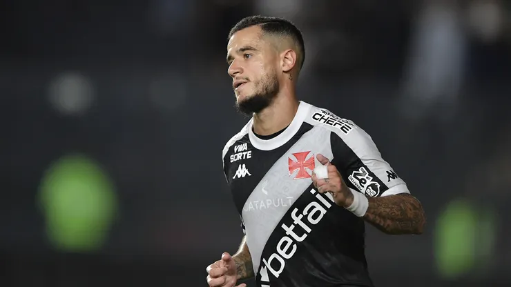 Astro do Vasco, Coutinho não irá entrar em campo contra o Fluminense - Foto: Thiago Ribeiro/AGIF