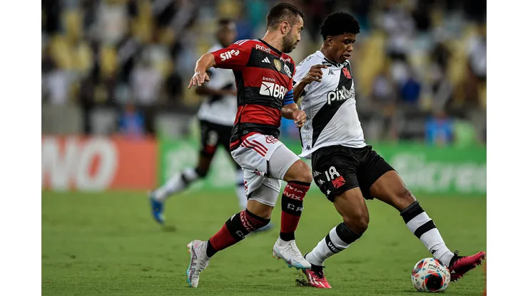 Everton Ribeiro jogador do Flamengo disputa lance com Andrey Santos jogador do Vasco durante partida no estádio Maracanã pelo campeonato Carioca 2023. Foto: Thiago Ribeiro/AGIF