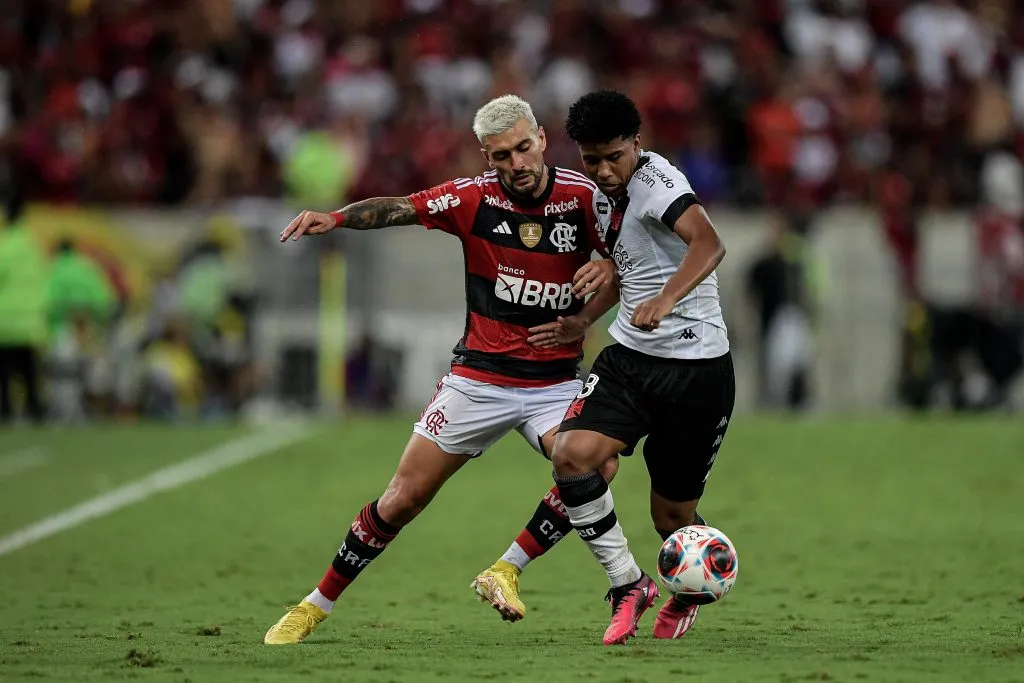 RJ – Rio de Janeiro – 05/03/2023 – CARIOCA 2023, FLAMENGO X VASCO – De Arrascaeta jogador do Flamengo disputa lance com Andrey Santos jogador do Vasco durante partida no estadio Maracana pelo campeonato Carioca 2023. Foto: Thiago Ribeiro/AGIF