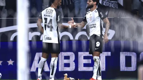 Yuri Alberto jogador do Corinthians comemora seu gol com Raniele jogador da sua equipe durante partida contra o Internacional no estádio Arena Corinthians pelo campeonato Brasileiro A 2025. Foto: Marcello Zambrana/AGIF