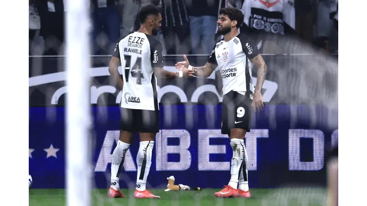 Yuri Alberto jogador do Corinthians comemora seu gol com Raniele jogador da sua equipe durante partida contra o Internacional no estádio Arena Corinthians pelo campeonato Brasileiro A 2025. Foto: Marcello Zambrana/AGIF