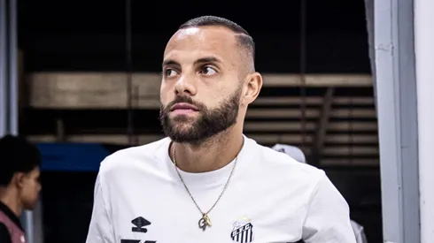 Guilherme durante desembarque do elenco em Maceió