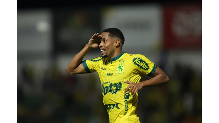 Iury Castilho jogador do Mirassol comemora seu gol durante partida contra o Ponte Preta no estádio Jose Maria de Campos Maia pelo campeonato Brasileiro B 2024. Foto: Pedro Zacchi/AGIF