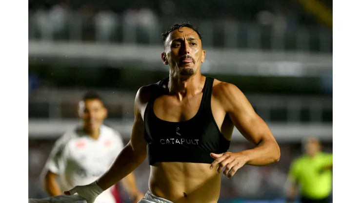 SP - SANTOS - 06/04/2025 - BRASILEIRO A 2025, SANTOS X BAHIA - Diego Pituca jogador do Santos comemora seu gol durante partida contra o Bahia no estadio Vila Belmiro pelo campeonato Brasileiro A 2025. Foto: Mauricio De Souza/AGIF