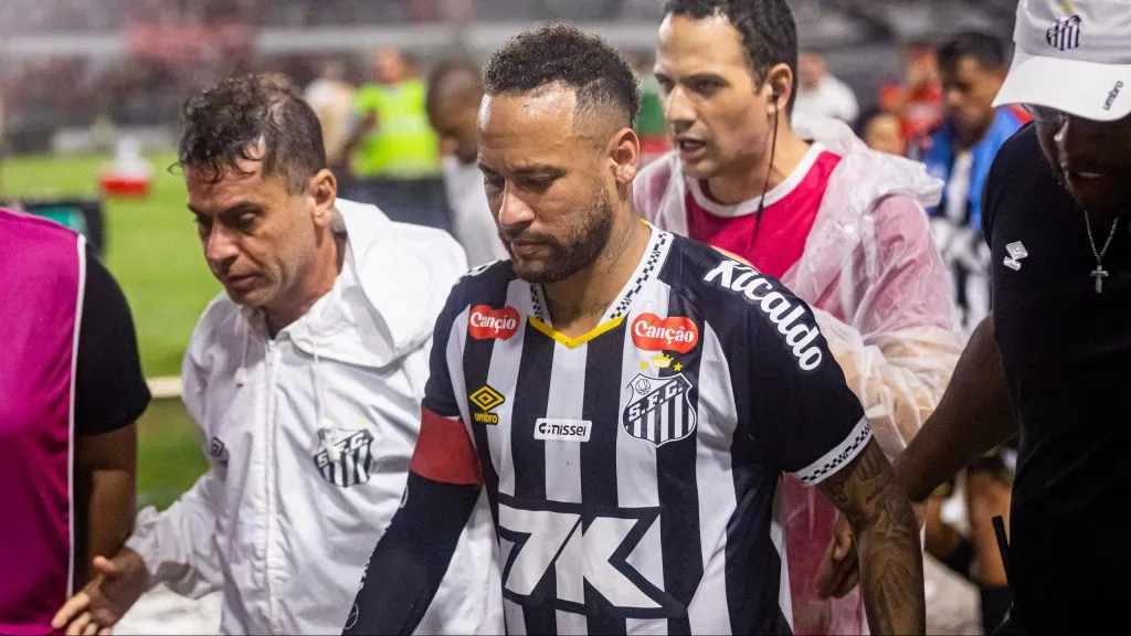 Neymar saindo de campo cabisbaixo. Foto: Itawi Albuquerque/AGIF