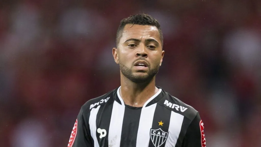 Foto:Jeferson Guareze/AGIF – Volante vai voltar ao futebol brasileiro, mas o volante não está na pauta da diretoria gremista.