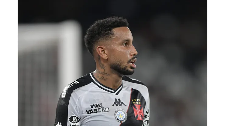 RJ - RIO DE JANEIRO - 01/03/2025 - CARIOCA 2025, VASCO X FLAMENGO - Jair jogador do Vasco durante partida contra o Flamengo no estadio Engenhao pelo campeonato Carioca 2025. Foto: Thiago Ribeiro/AGIF