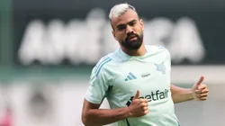 Fabrício Bruno, jogador do Cruzeiro, durante aquecimento antes de partida válida pelo Campeonato Mineiro. Foto: Gilson Lobo/AGIF.