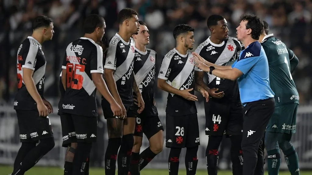 Fernando Diniz técnico do Vasco antes das cobranças de penaltis durante partida contra o Operário no estádio São Januário pelo campeonato Copa Do Brasil 2025. Foto: Thiago Ribeiro/AGIF