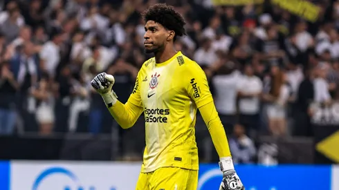 Hugo Souza perdeu a braçadeira de capitão no Corinthians. Foto: Fabio Giannelli/AGIF