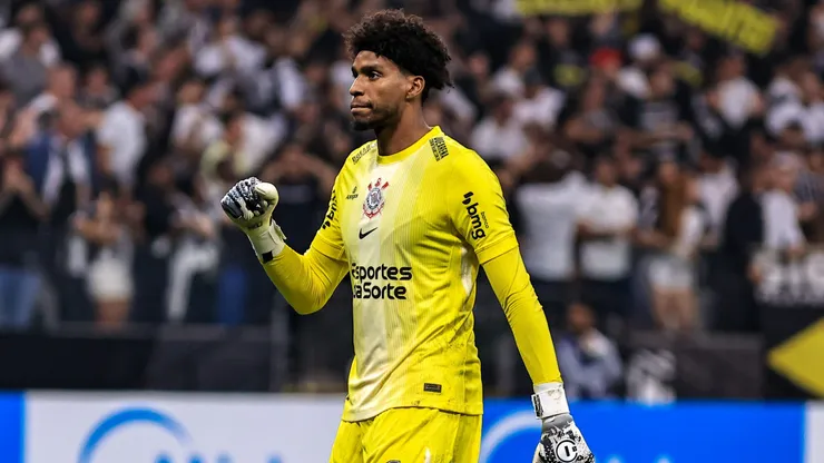 Hugo Souza perdeu a braçadeira de capitão no Corinthians. Foto: Fabio Giannelli/AGIF