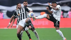 Mateuzinho jogador do Corinthians disputa lance com Hulk jogador do Atlético-MG - Foto: Ettore Chiereguini/AGIF