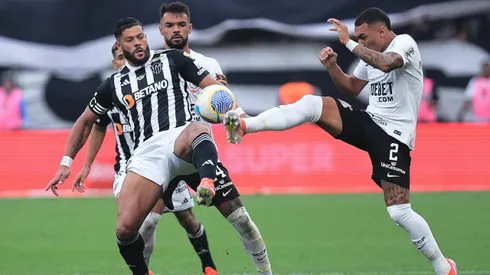 Mateuzinho jogador do Corinthians disputa lance com Hulk jogador do Atlético-MG – Foto: Ettore Chiereguini/AGIF
