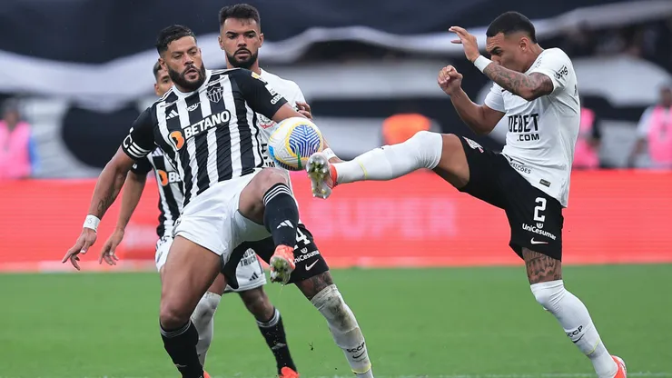 Mateuzinho jogador do Corinthians disputa lance com Hulk jogador do Atlético-MG - Foto: Ettore Chiereguini/AGIF