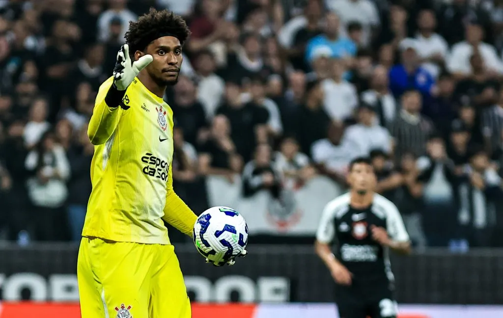 Hugo Souza em ação pelo Corinthians. Foto: Fabio Giannelli/AGIF