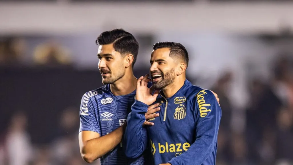 Foto: Abner Dourado/AGIF – João Basso ao lado de Tomás Rincón em jogo na Vila Belmiro.