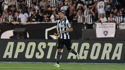 Victor Sá, ex-jogador do Botafogo, comemora seu gol durante partida contra o Internacional, pelo Brasileirão de 2023. Foto: Thiago Ribeiro/AGIF.