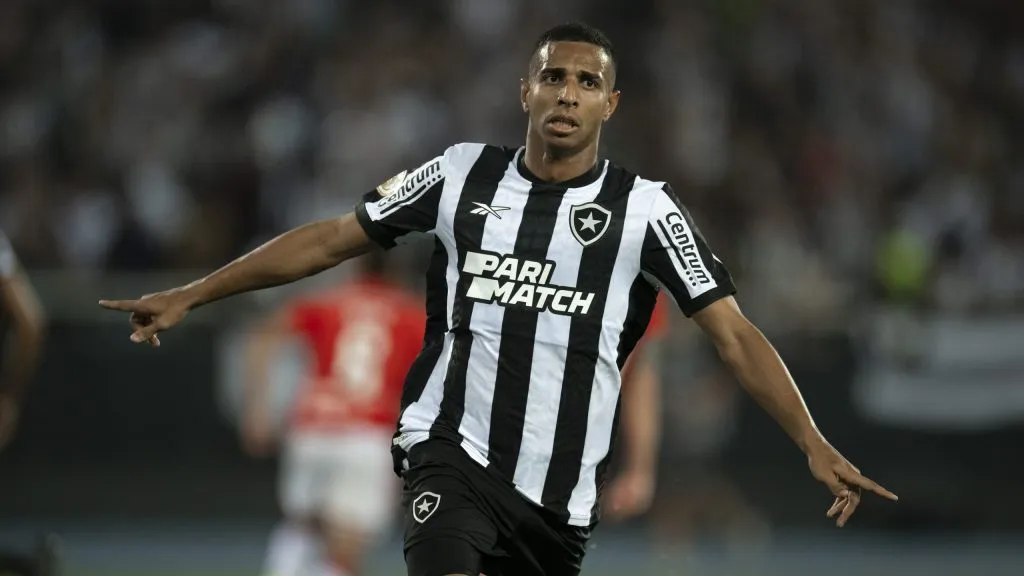 Victor Sá já atuou pelo Alvinegro de General Severiano. Foto: Jorge Rodrigues/AGIF.