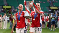 Frida Maanum e Stina Blackstenius com a taça da Champios League (Photo by Maja Hitij/Getty Images)
