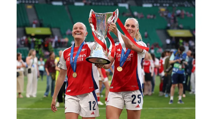Frida Maanum e Stina Blackstenius com a taça da Champios League (Photo by Maja Hitij/Getty Images)