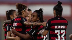 Ju Ferreira, craque do Flamengo comemorando com as companheiras a goleada sobre as Gurias Coloradas na Gávea