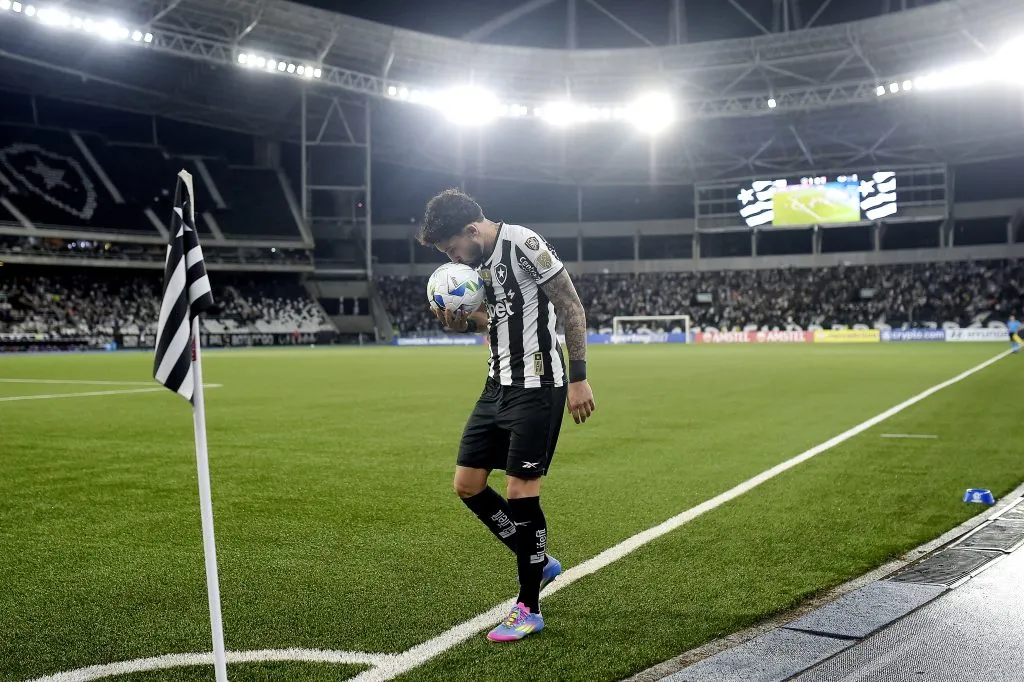 RJ – RIO DE JANEIRO – 14/05/2025 – COPA LIBERTADORES 2025, BOTAFOGO X ESTUDIANTES – Alex Telles jogador do Botafogo durante partida contra o Estudiantes no estadio Engenhao pelo campeonato Copa Libertadores 2025. Foto: Alexandre Loureiro/AGIF