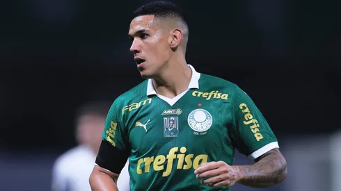 Naves jogador do Palmeiras durante partida contra o Corinthians no estádio Arena Allianz Parque pelo campeonato Brasileiro A 2024.