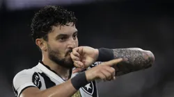 Alex Telles jogador do Botafogo comemora seu gol durante partida contra o Internacional no estadio Engenhao pelo campeonato Brasileiro A 2025. Foto: Jorge Rodrigues/AGIF
