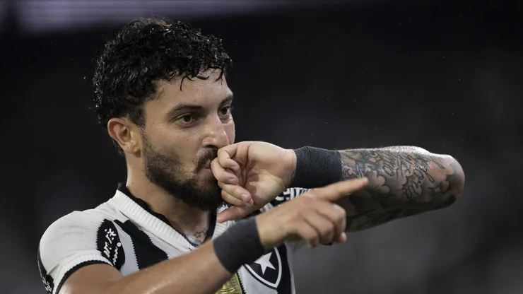 Alex Telles jogador do Botafogo comemora seu gol durante partida contra o Internacional no estadio Engenhao pelo campeonato Brasileiro A 2025. Foto: Jorge Rodrigues/AGIF