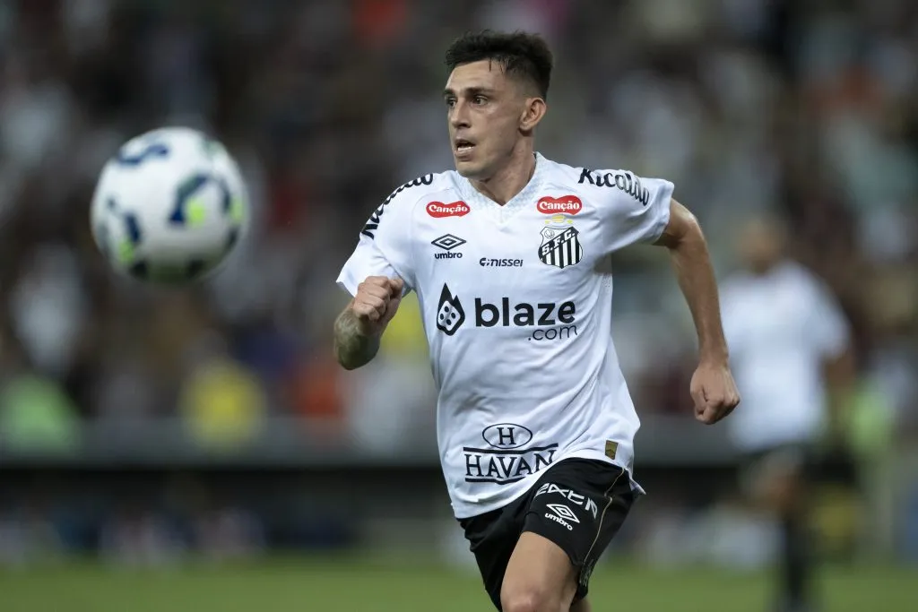 RJ – RIO DE JANEIRO – 13/04/2025 – BRASILEIRO A 2025, FLUMINENSE X SANTOS – Escobar jogador do Santos durante partida contra o Fluminense no estadio Maracana pelo campeonato Brasileiro A 2025. Foto: Jorge Rodrigues/AGIF